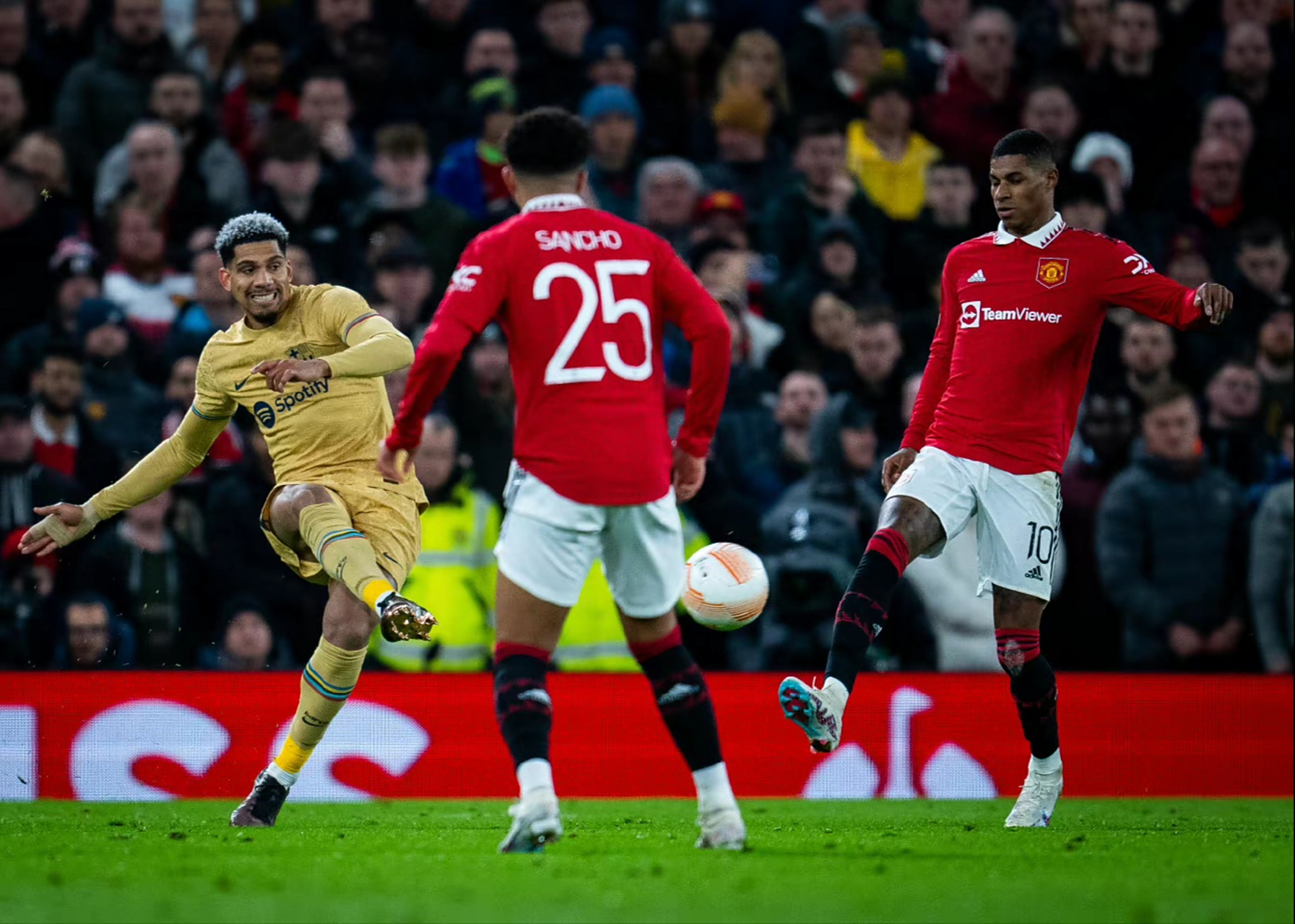 曼联逆转艰难晋级，将前进下一轮比赛的简单介绍