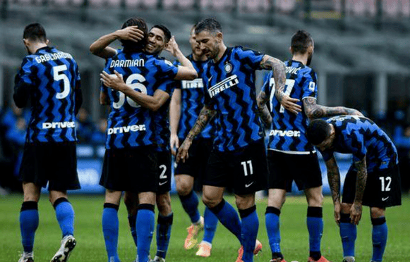 那不勒斯球员合力攻破对手防线，取得胜利