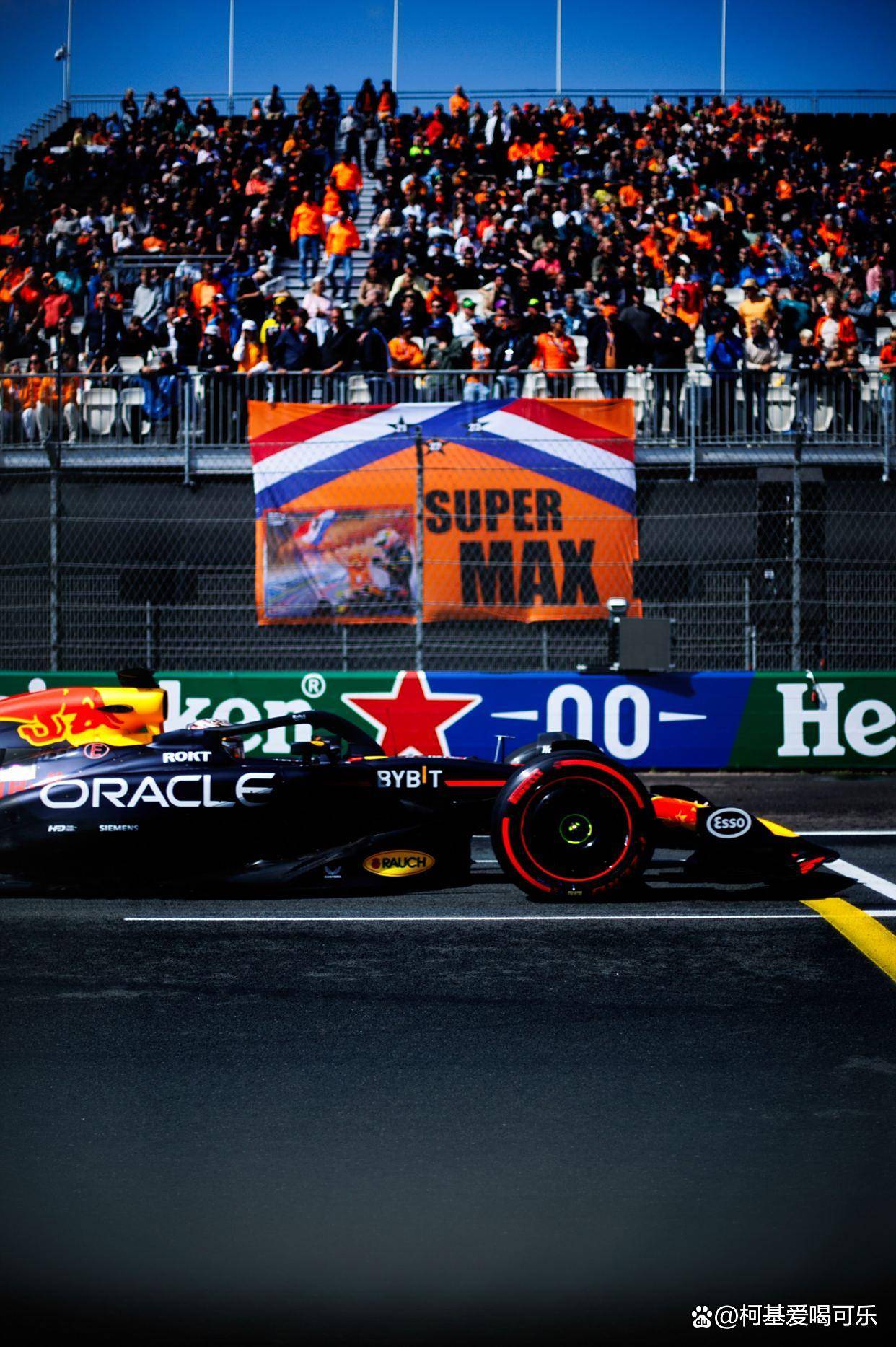 红牛车队鏖战法拉利,佩雷兹惊艳四座 红牛车队鏖战法拉利,佩雷兹惊艳四座