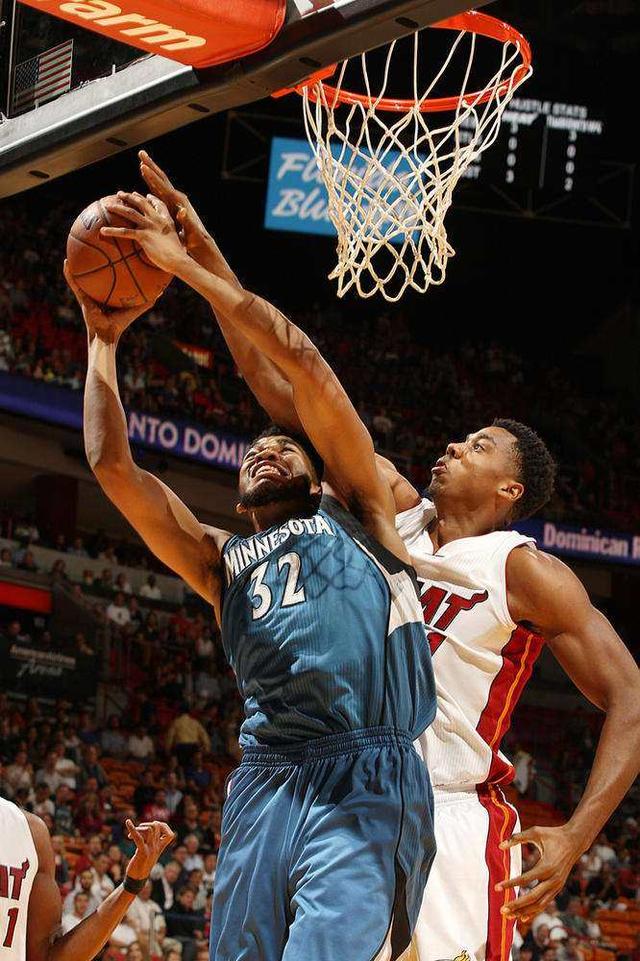 青岛队横扫爵士,浓眉哥点燃赛场 青岛队横扫爵士,浓眉哥点燃赛场