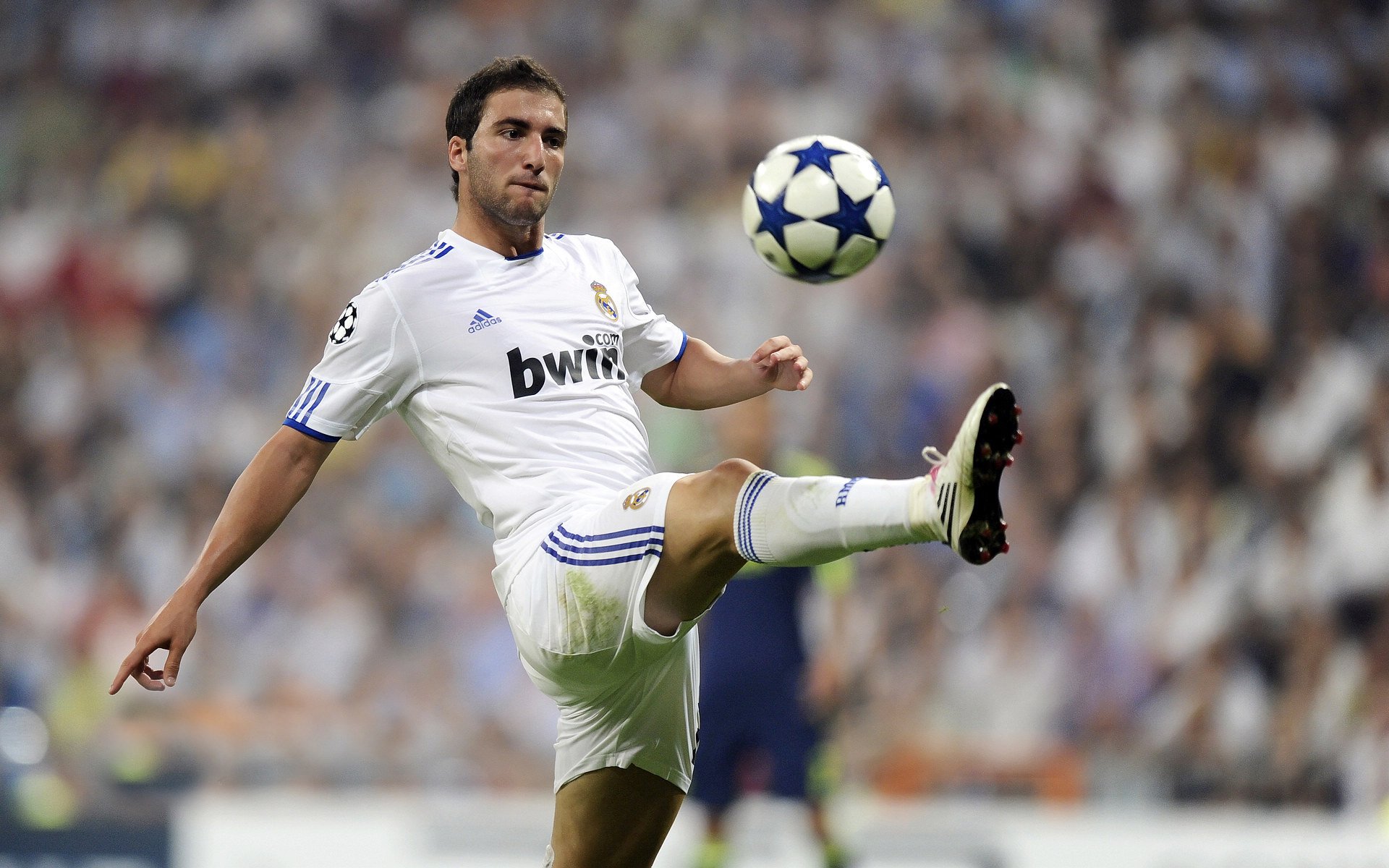 终局之王，法比尼奥抢七制胜，莱比锡红牛压哨绝杀秘鲁